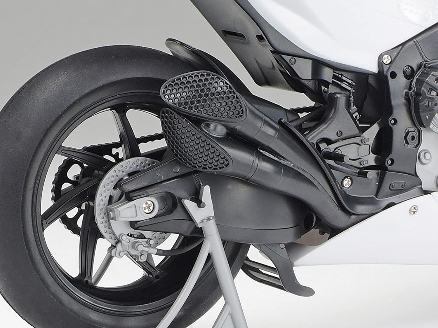 tamiya-14139-team-suzuki-gsx-rr-2020-motorradbausatz-1-12 image 6