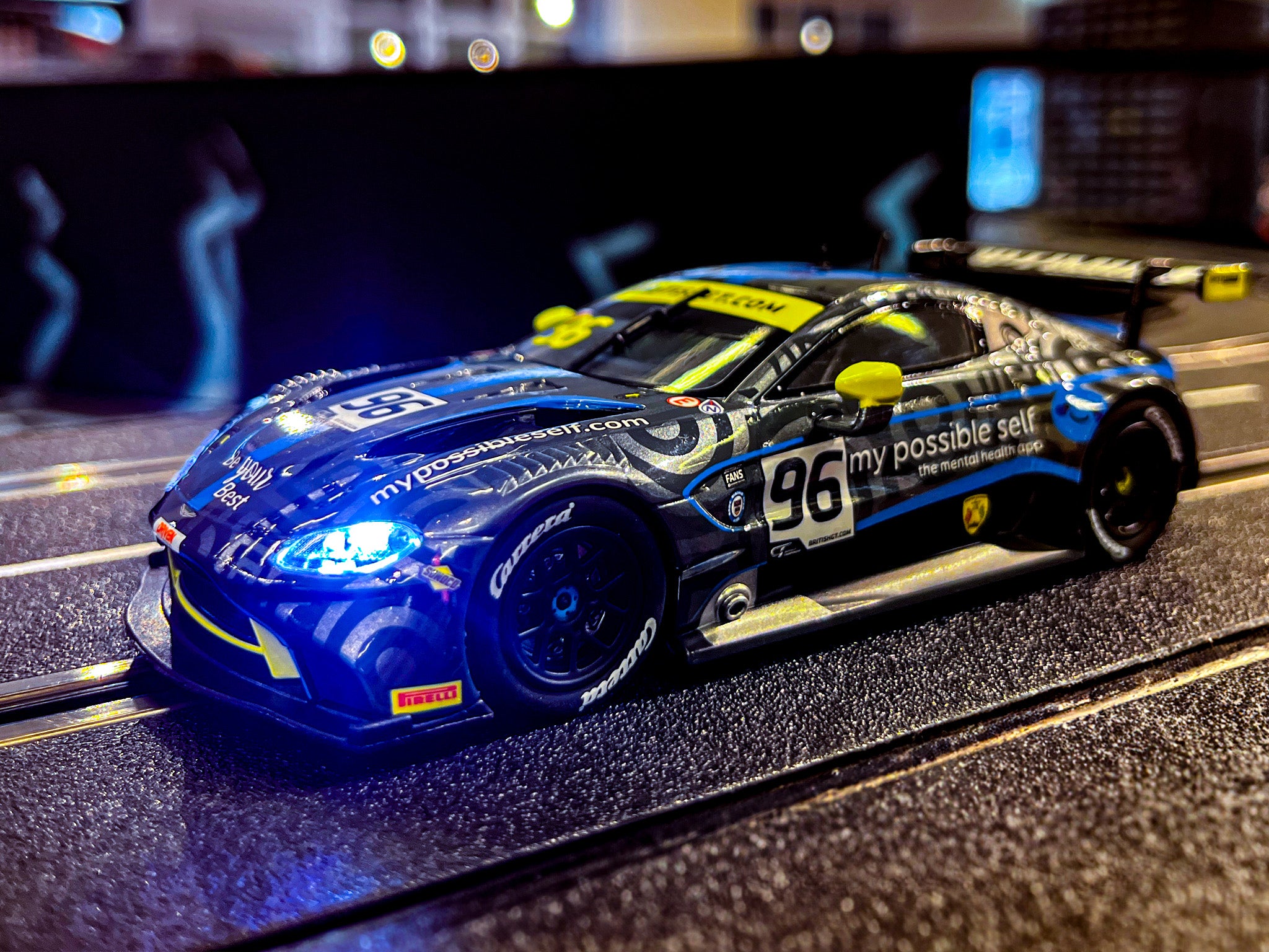 carrera-digital-132-aston-martin-vantage-gte-optimum-slotcar-1-32 image 5