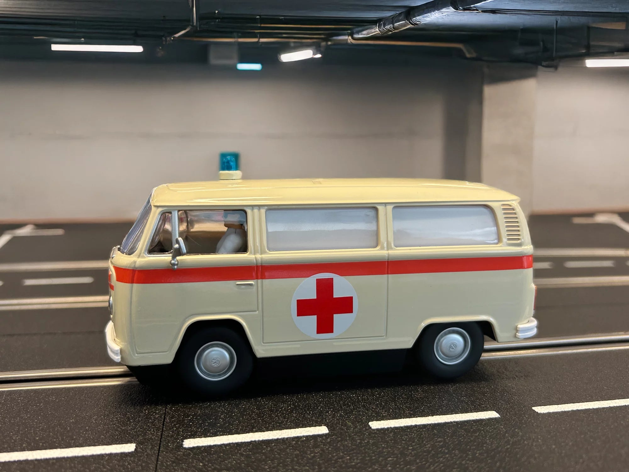 carrera-digital-132-vw-bus-t2b-krankenwagen-rotes-kreuz-1-32 image 3