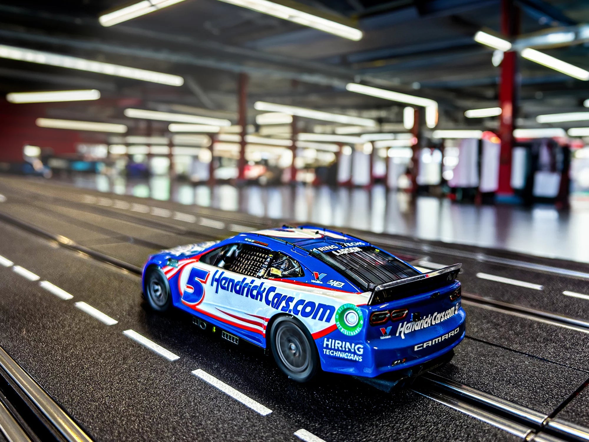 carrera-digital-132-nascar-camaro-zl1-larson-no-5-slotcar-1-32 image 4