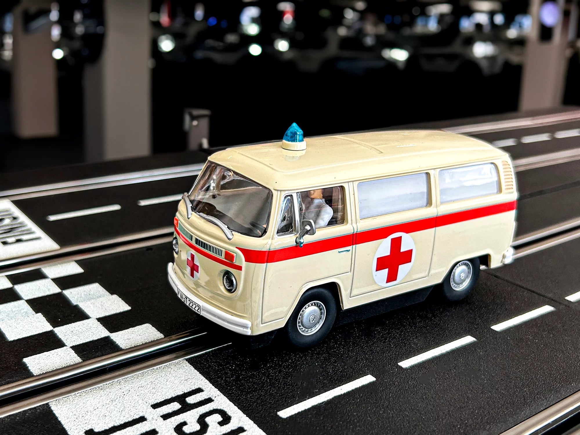 carrera-digital-132-vw-bus-t2b-krankenwagen-rotes-kreuz-1-32 image 2