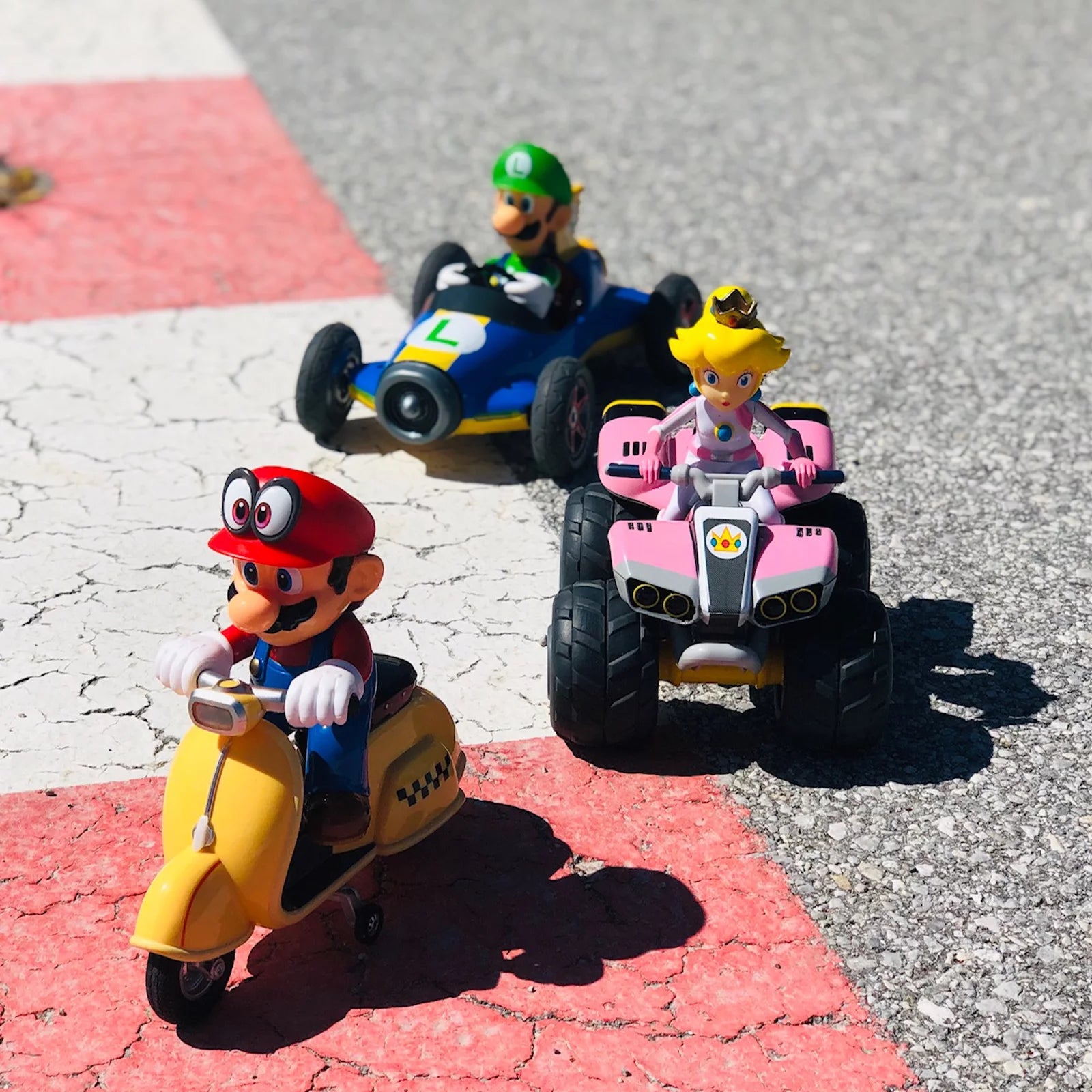 carrera-mario-kart-rc-peach-quad-2-4ghz-fernauto-1-20 image 3