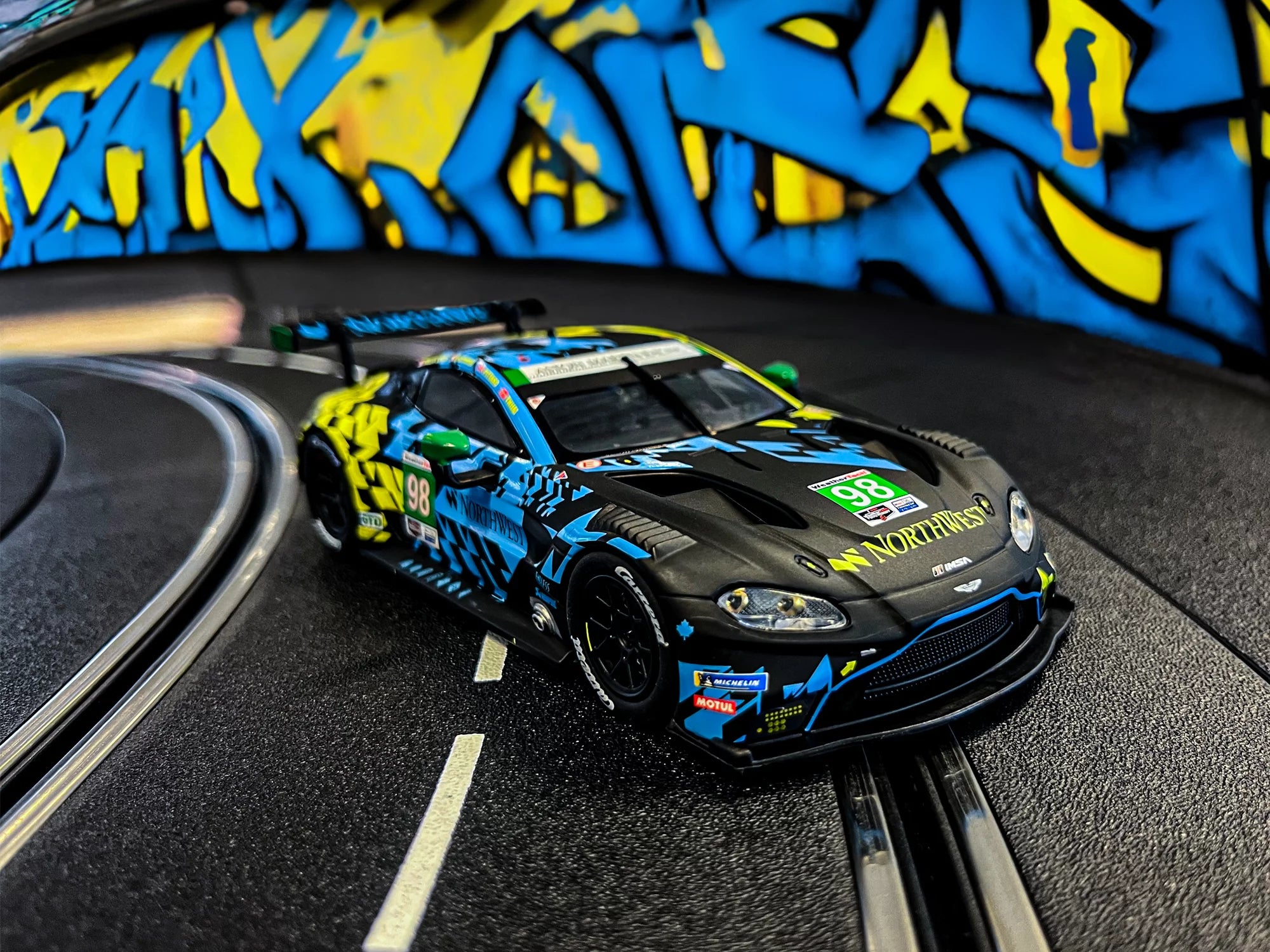 carrera-digital-132-aston-martin-vantage-gt3-slotcar-no-98-1-32 image 3