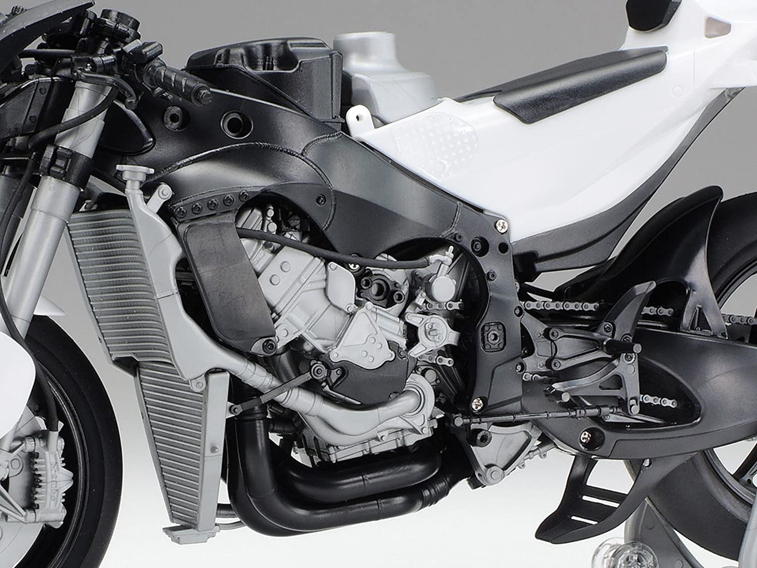 tamiya-14139-team-suzuki-gsx-rr-2020-motorradbausatz-1-12 image 5