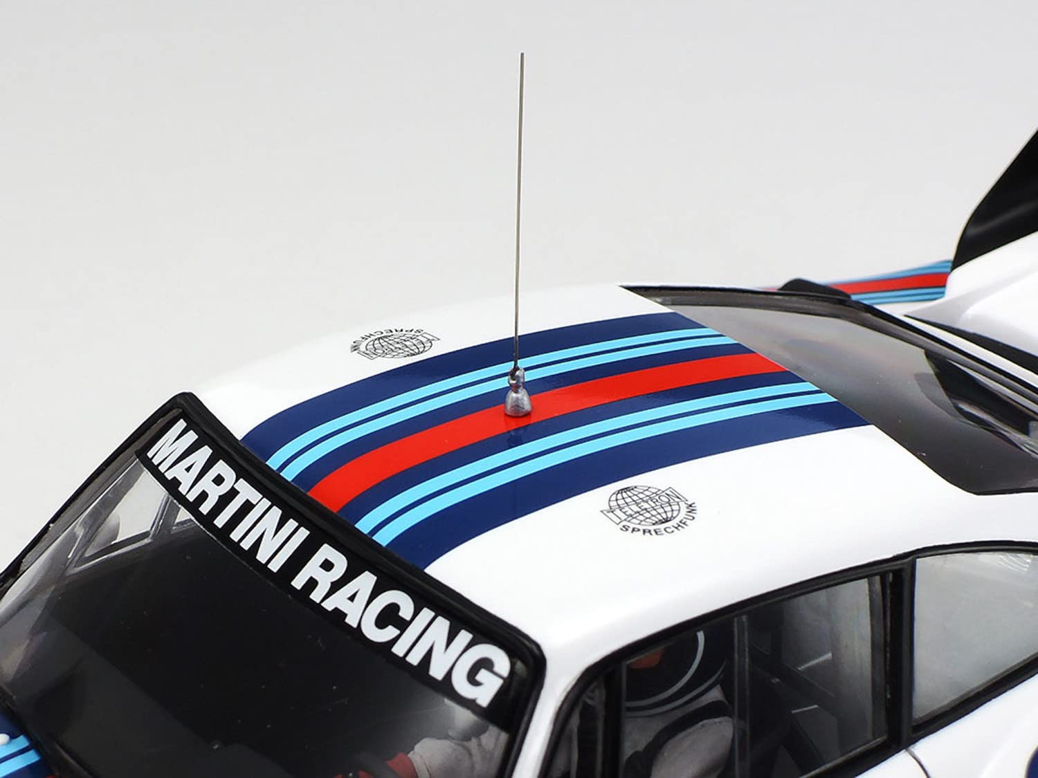 tamiya-20070-porsche-935-martini-modellbausatz-1-20-unlackiert image 6