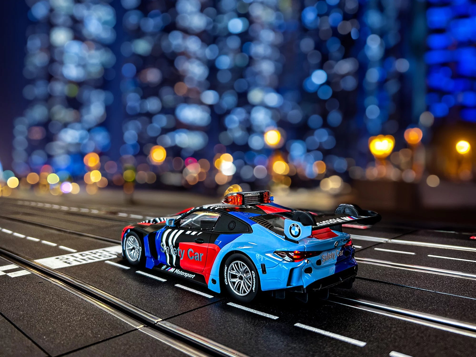 carrera-digital-132-bmw-m4-gt3-safety-car-slotcar-1-24-licht image 4