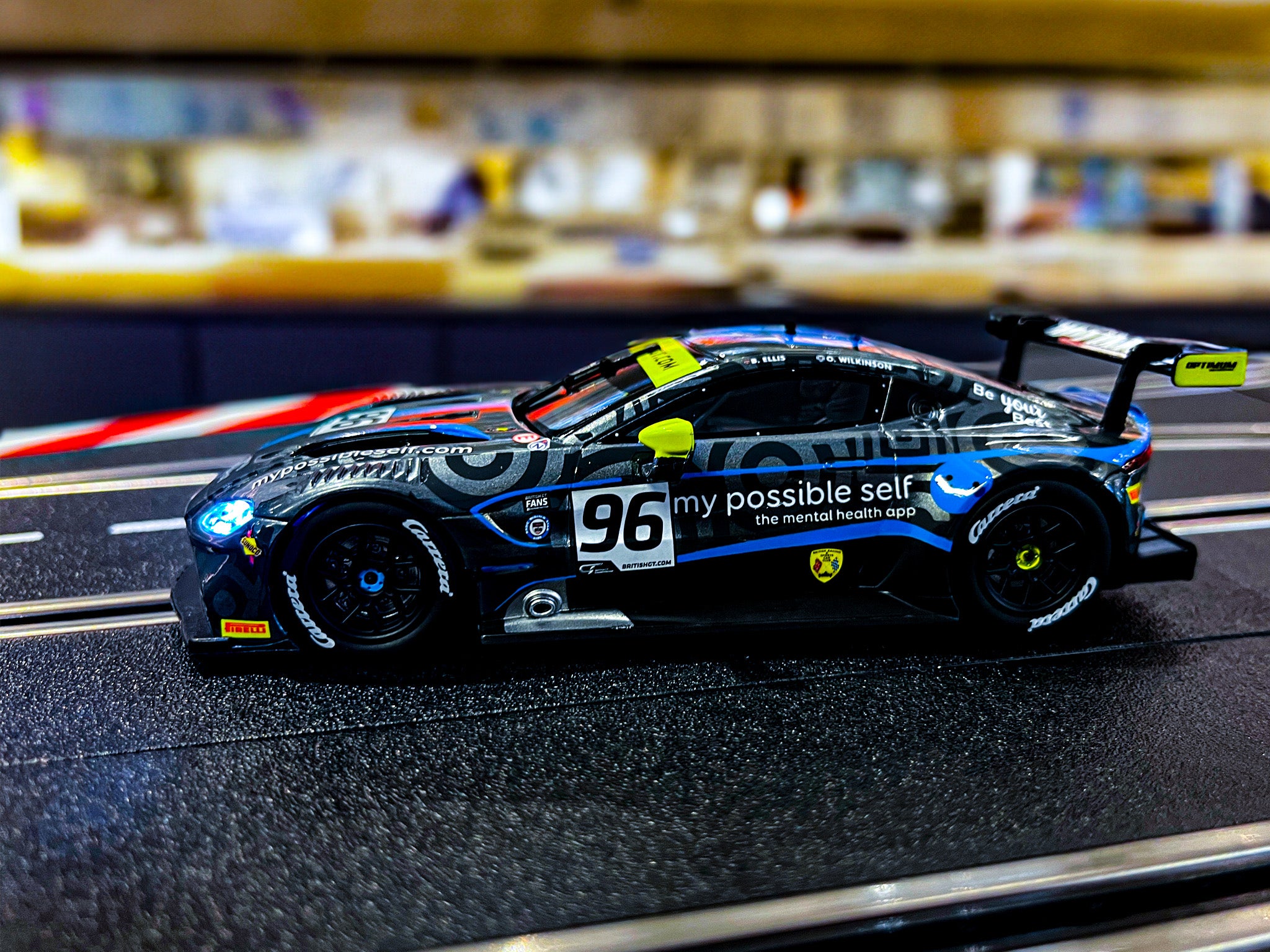 carrera-digital-132-aston-martin-vantage-gte-optimum-slotcar-1-32 image 6