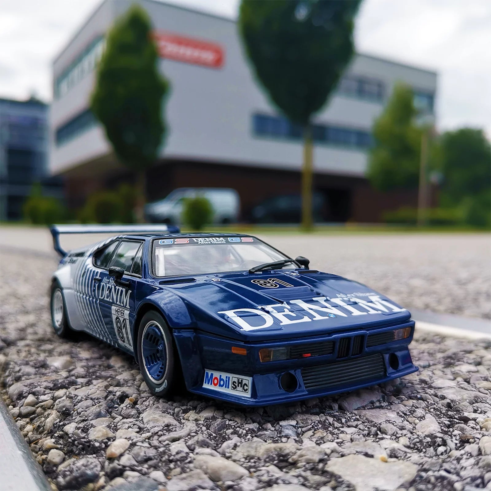 carrera-evolution-bmw-m1-procar-denim-no-81-slotcar image 3
