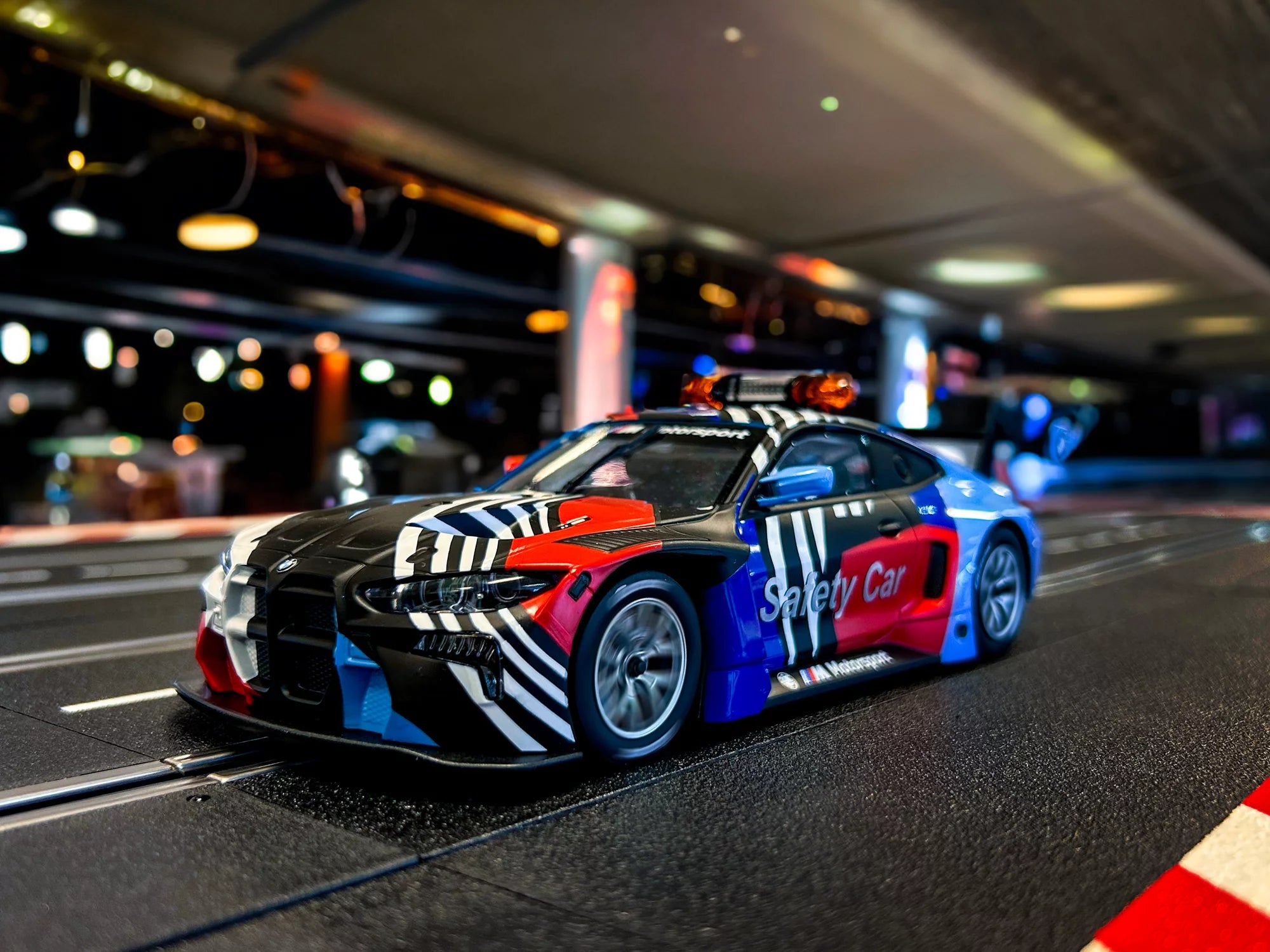 carrera-digital-132-bmw-m4-gt3-safety-car-slotcar-1-24-licht image 2