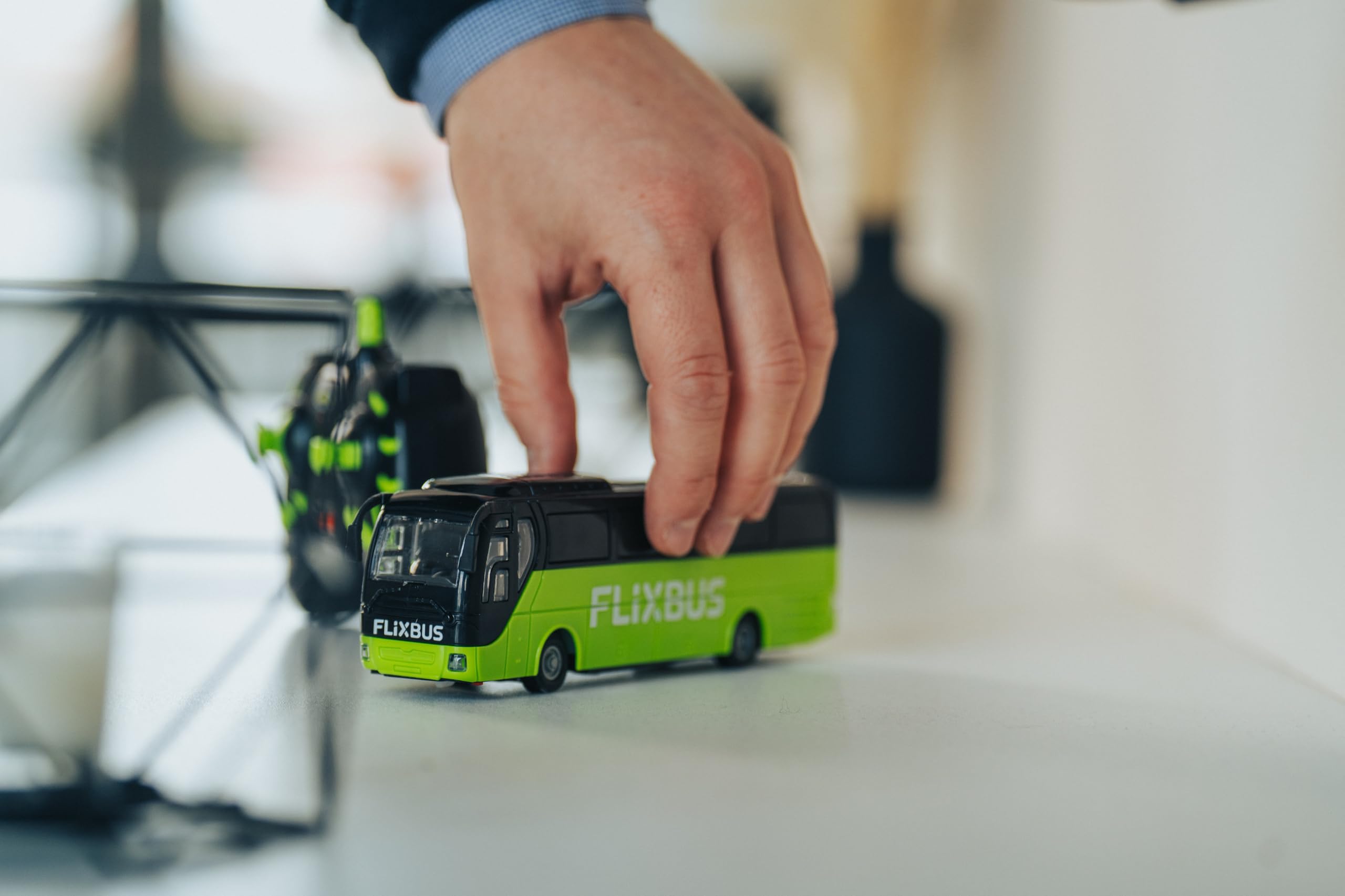 carson-nano-flixbus-1-64-rc-bus-rtr-led-80-min image 2