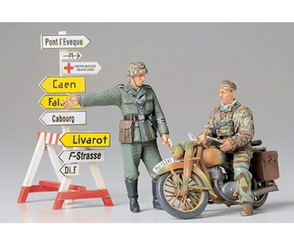 tamiya-300035241-diorama-set-motorrad-wegweiser-1-35-2 image 1