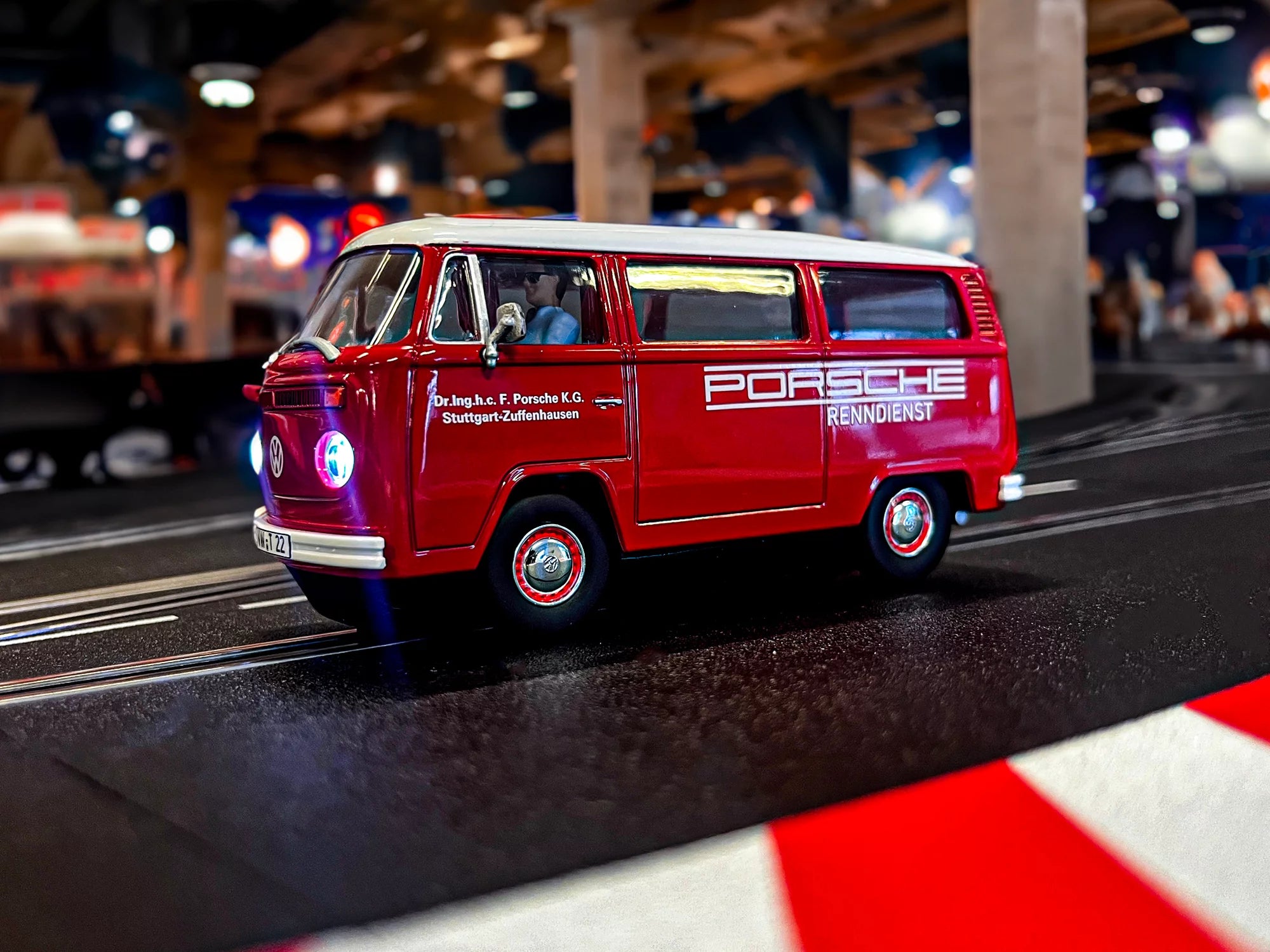 carrera-digital-132-vw-bus-t2b-porsche-renndienst-slotcar-1-32 image 2