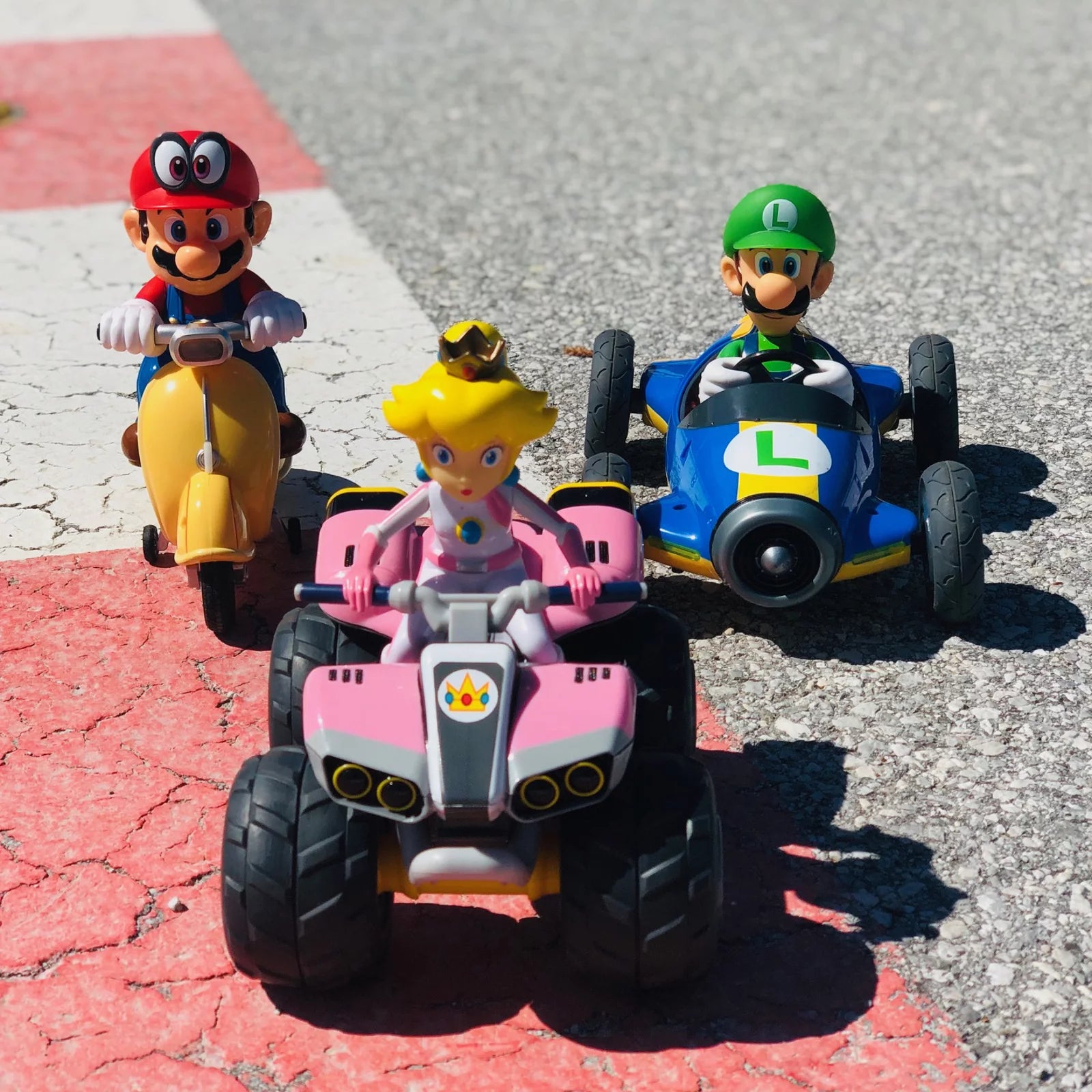 carrera-mario-kart-rc-super-mario-odyssey-scooter-1-20-mit-licht image 4