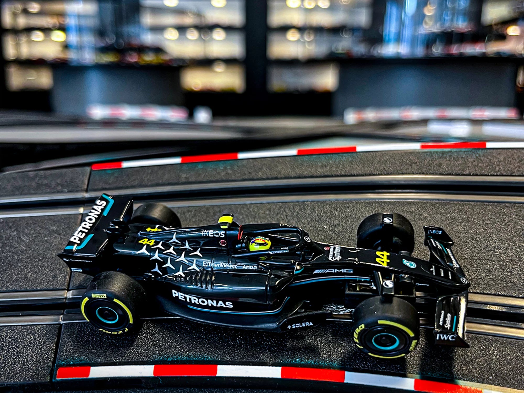 carrera-digital-132-mercedes-amg-f1-w14-hamilton-slotcar image 2