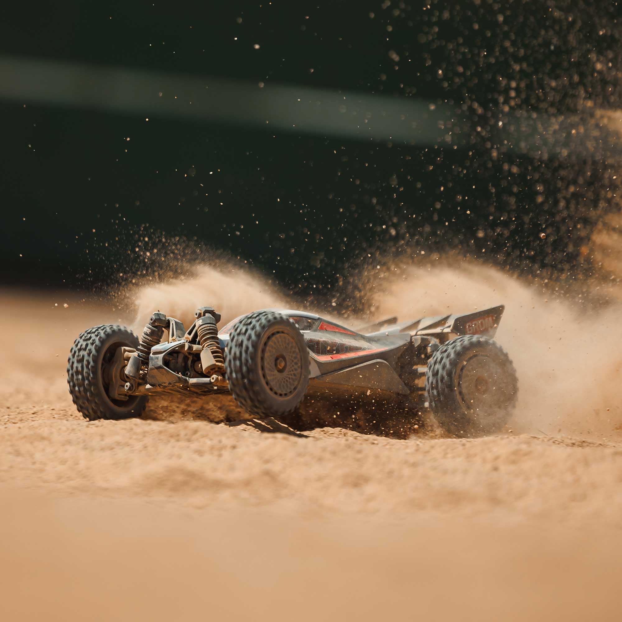 arrma-grom-typhon-223s-blx-buggy-4x4-silber-rtr image 3