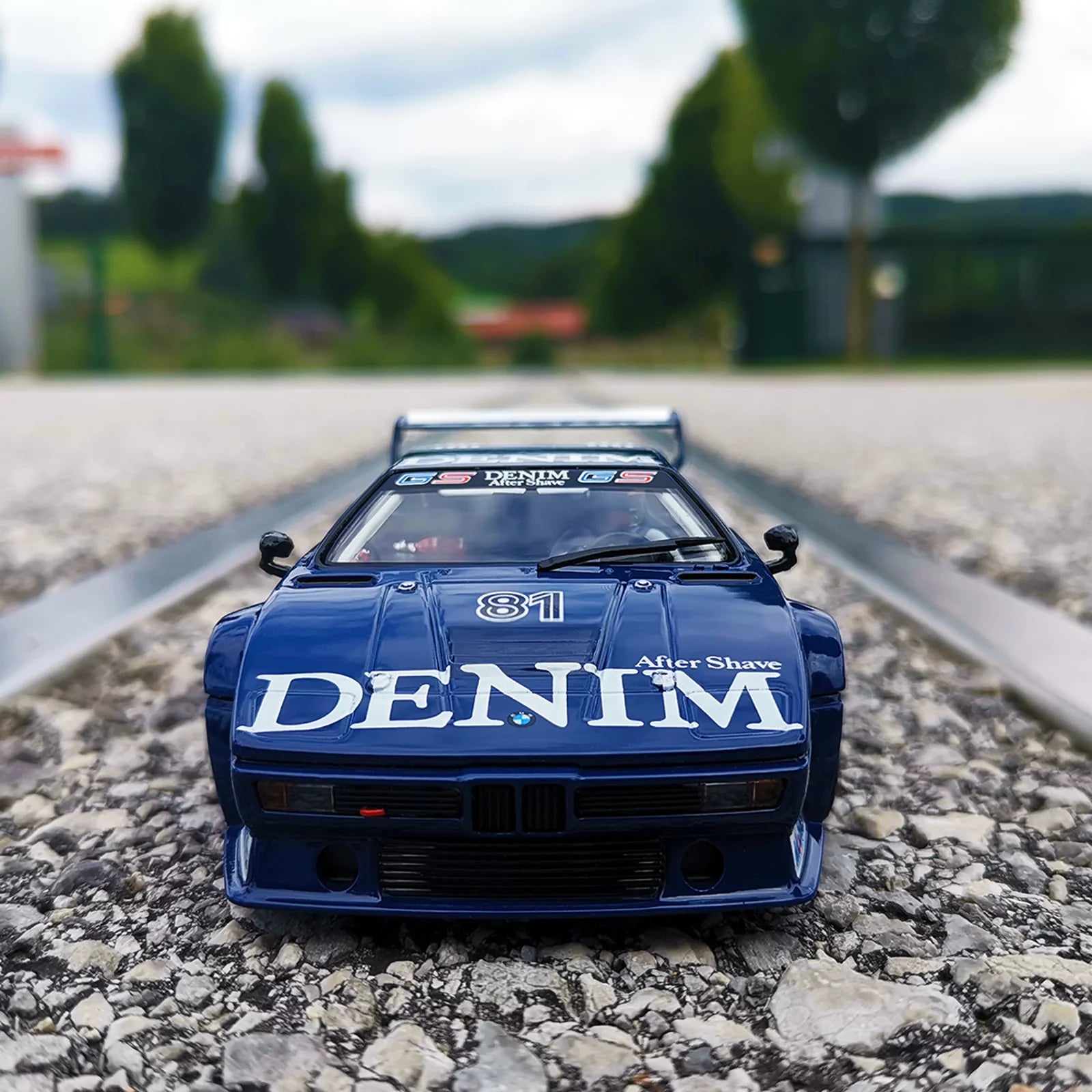 carrera-evolution-bmw-m1-procar-denim-no-81-slotcar image 2