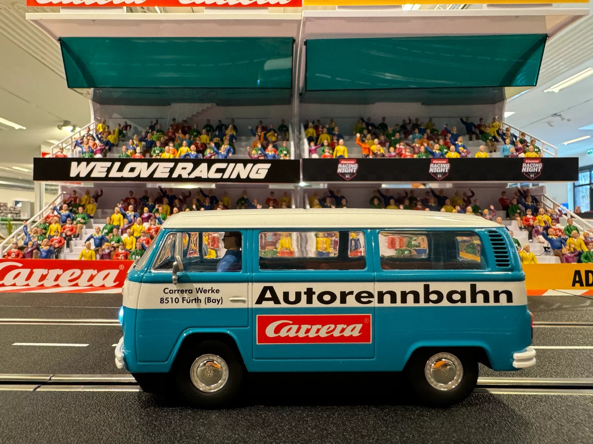 carrera-digital-132-vw-bus-t2b-slotcar-f-rth-clubmodell-1-32 image 3