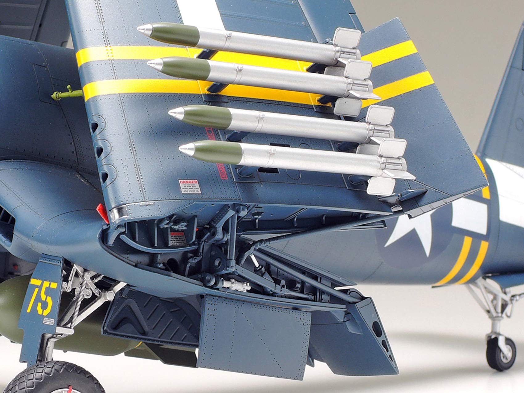 tamiya-f4u-1d-corsair-modellbausatz-1-32-60327-flugzeug image 4