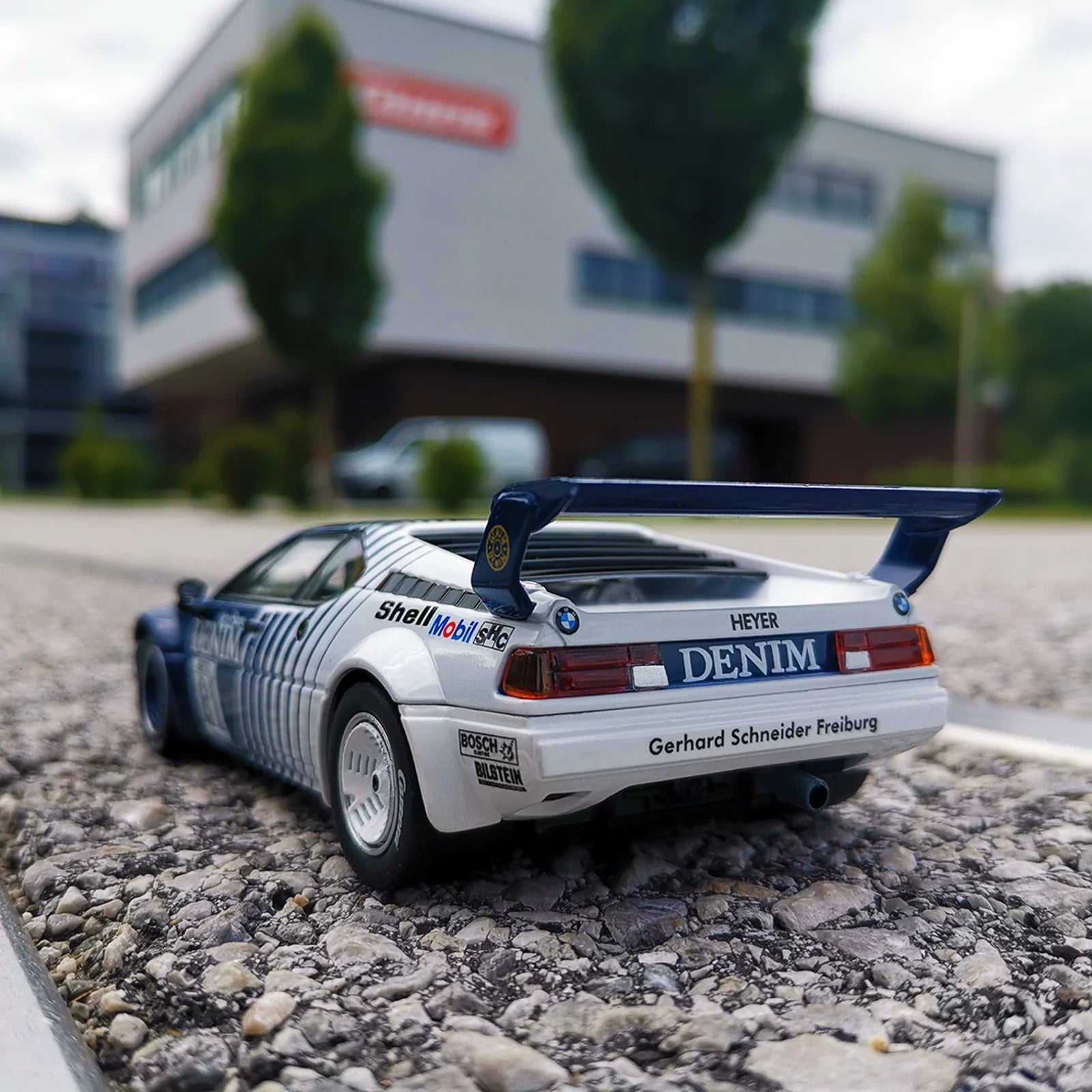 carrera-evolution-bmw-m1-procar-denim-no-81-slotcar image 4