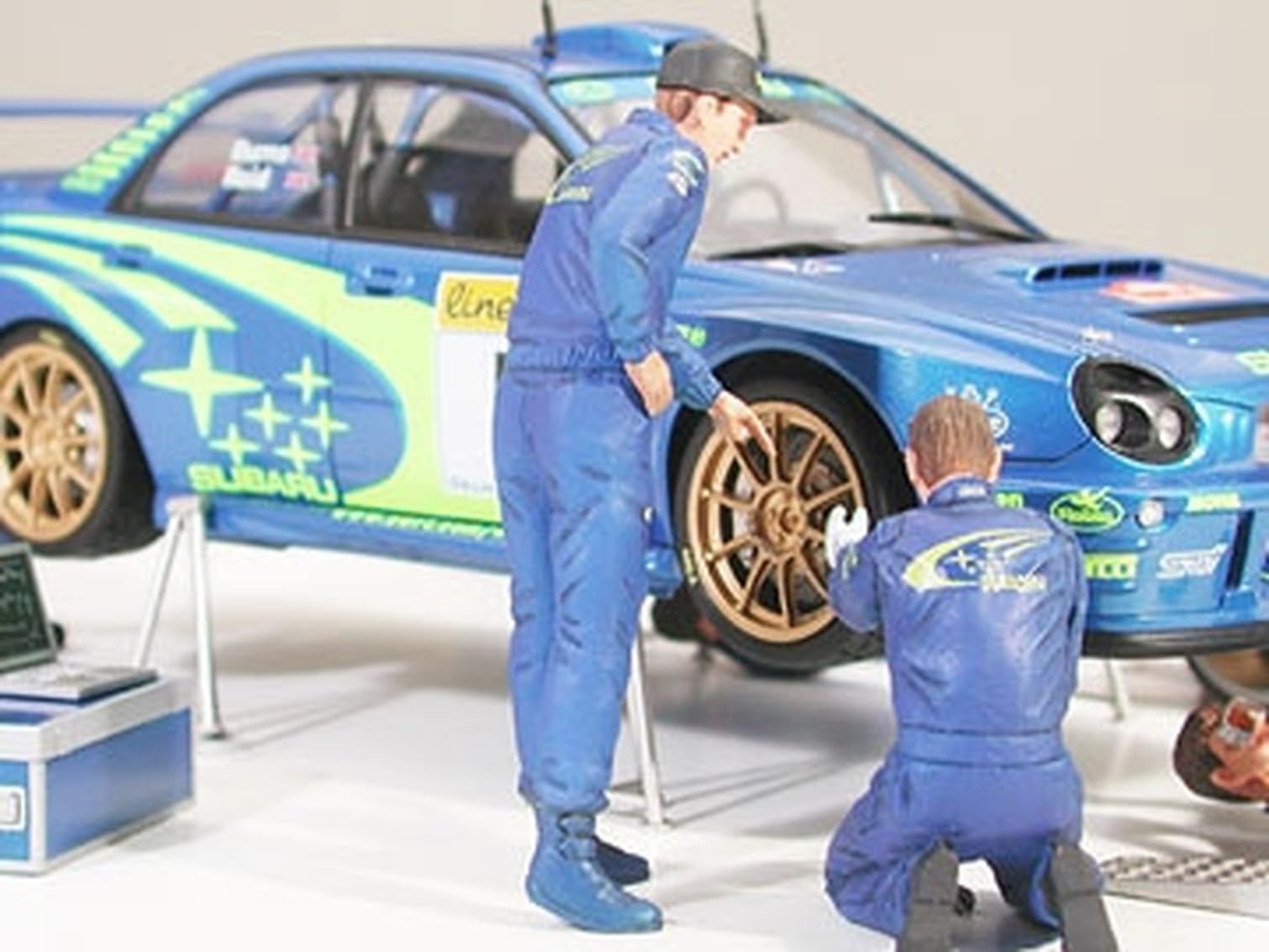 tamiya-300024266-rally-mechaniker-figuren-set-1-24-5 image 4