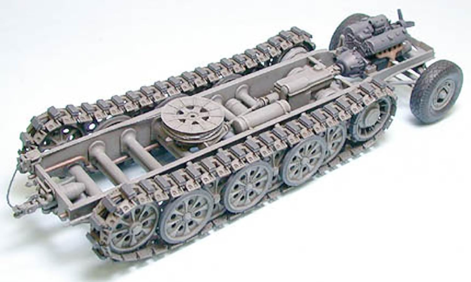 tamiya-sd-kfz-9-famo-1-35-bausatz-grau-8-figuren image 6