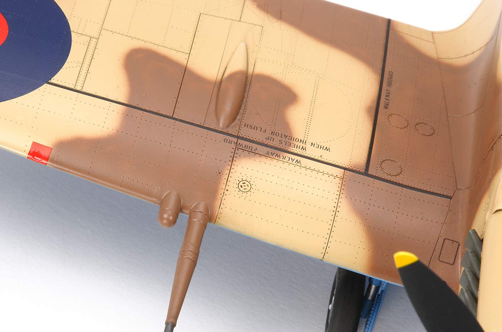 tamiya-60320-supermarine-spitfire-mk-viii-bausatz-1-32 image 4