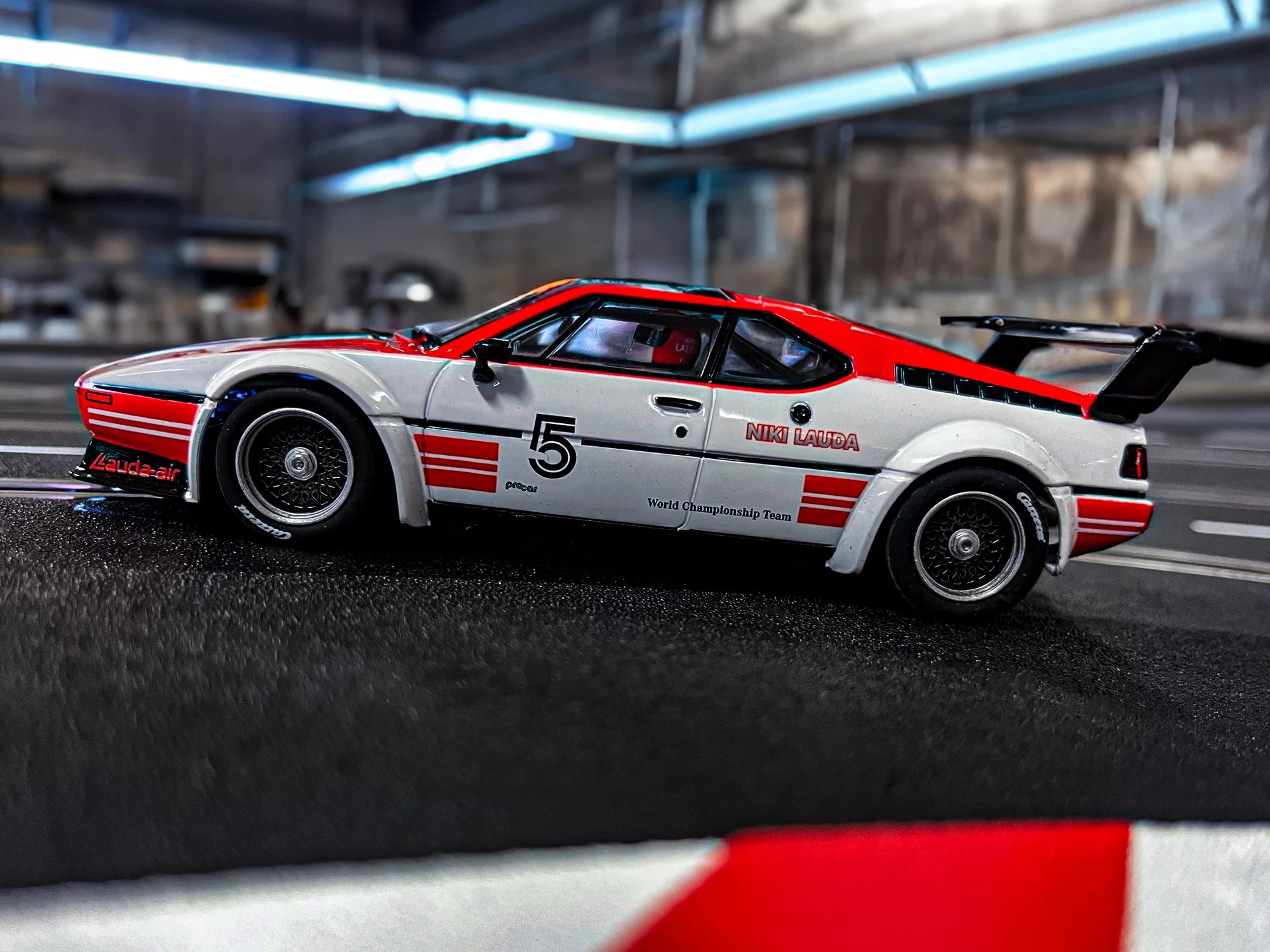 carrera-digital-132-bmw-m1-procar-lauda-no-5-auto-hockenheim image 3