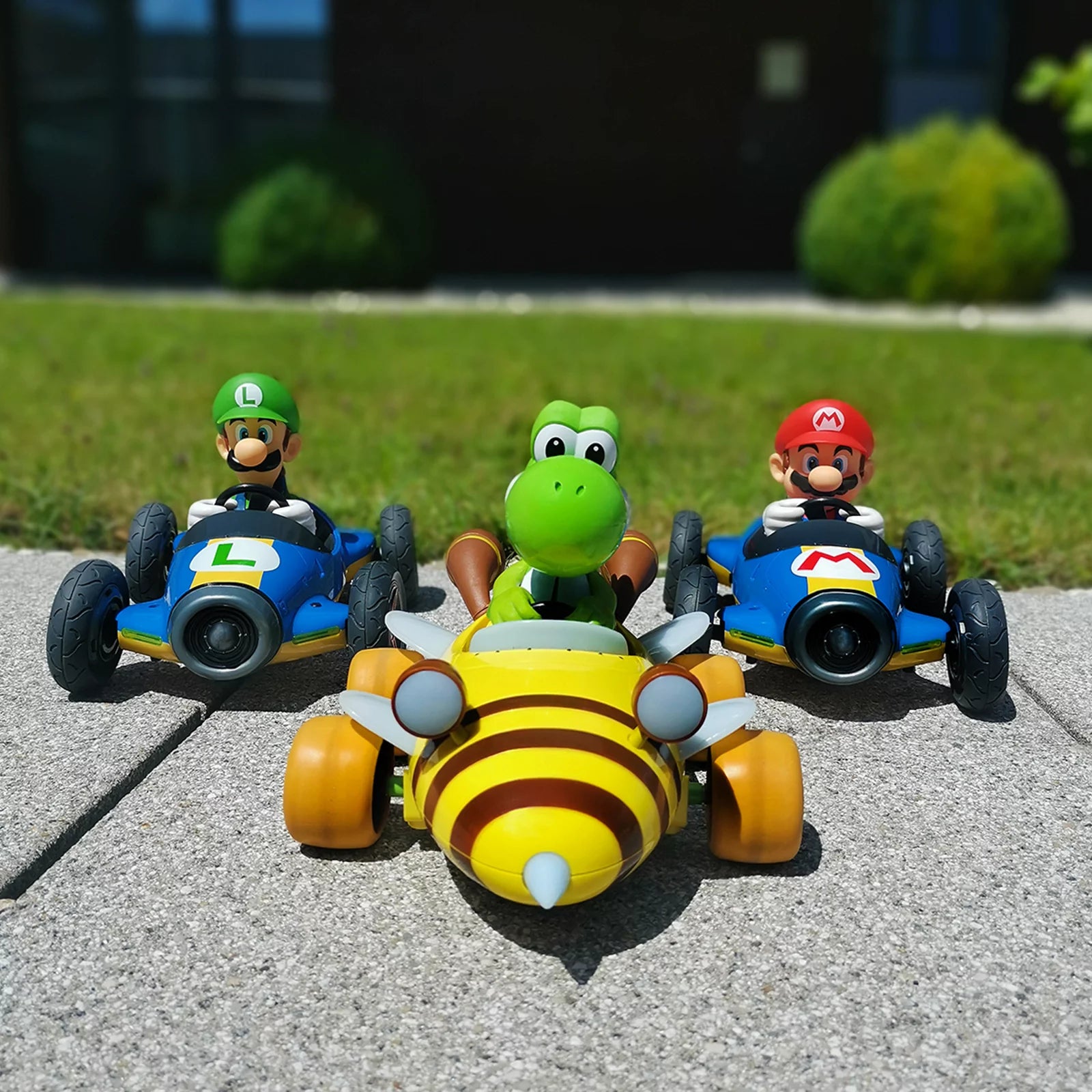 carrera-mario-kart-bumble-v-yoshi-rc-auto-1-18-2-4ghz image 5