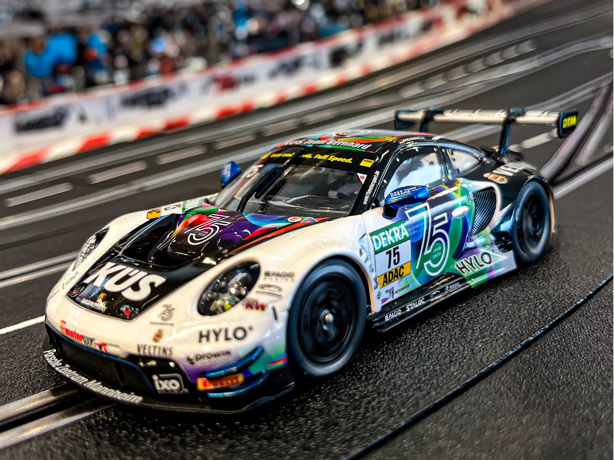 carrera-digital-132-porsche-911-gt3-r-team-bernhard-slotcar image 2