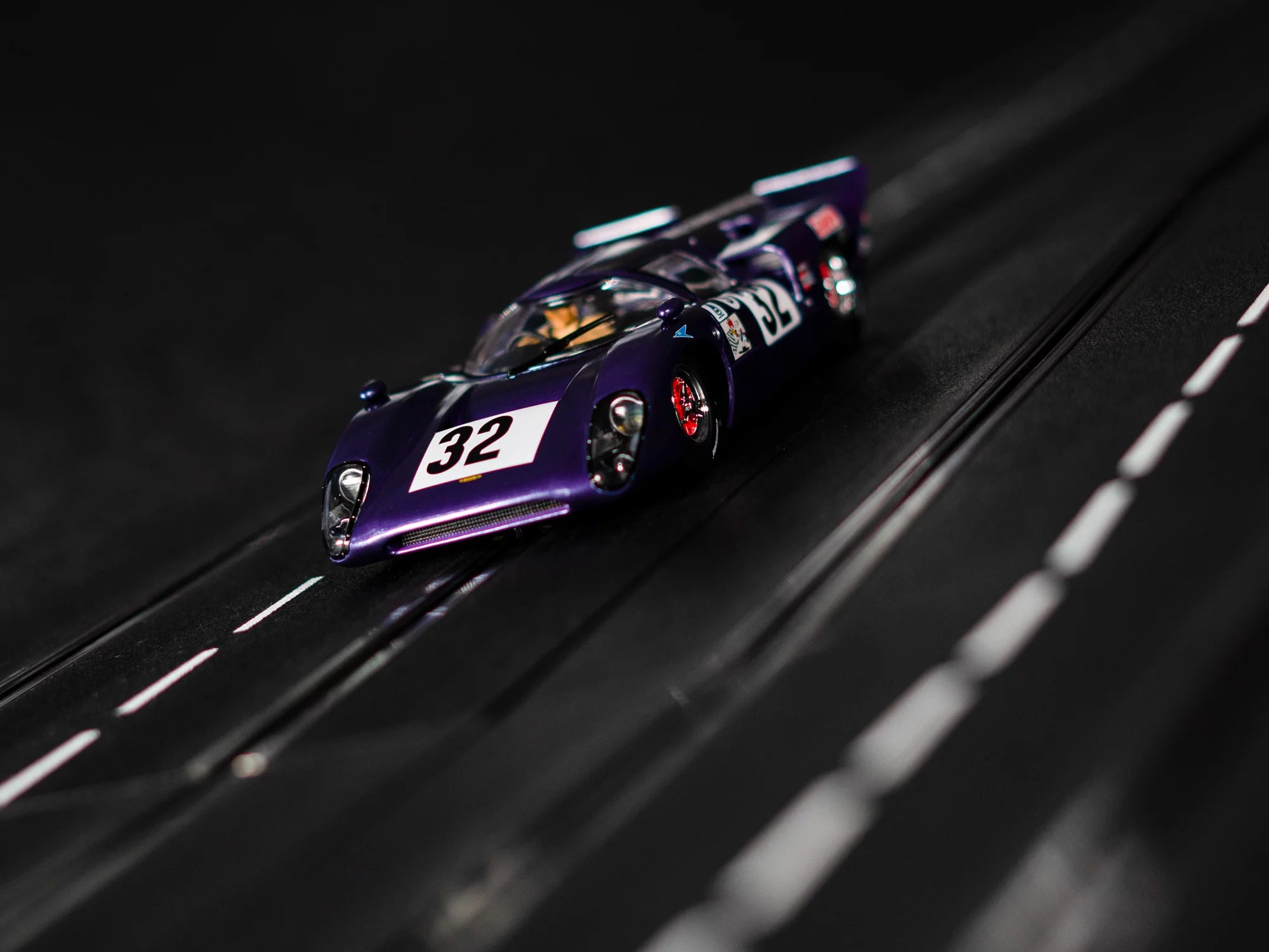 carrera-digital-124-lola-t70-mkiiib-no-32-slotcar-1-24 image 2