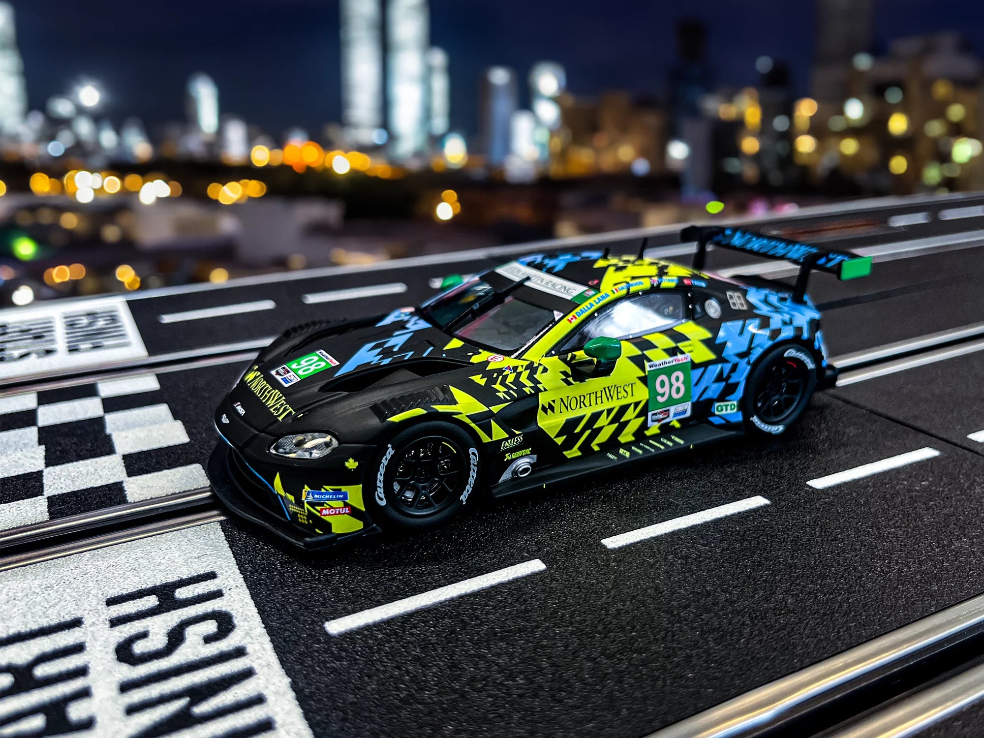 carrera-digital-132-aston-martin-vantage-gt3-slotcar-no-98-1-32 image 2