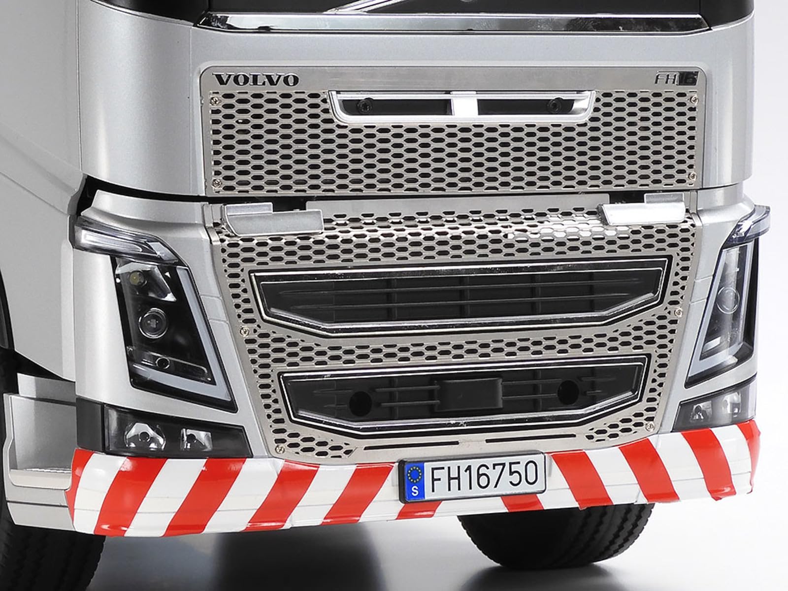 tamiya-47528-volvo-fh16-abschlepper-1-14-bausatz image 3