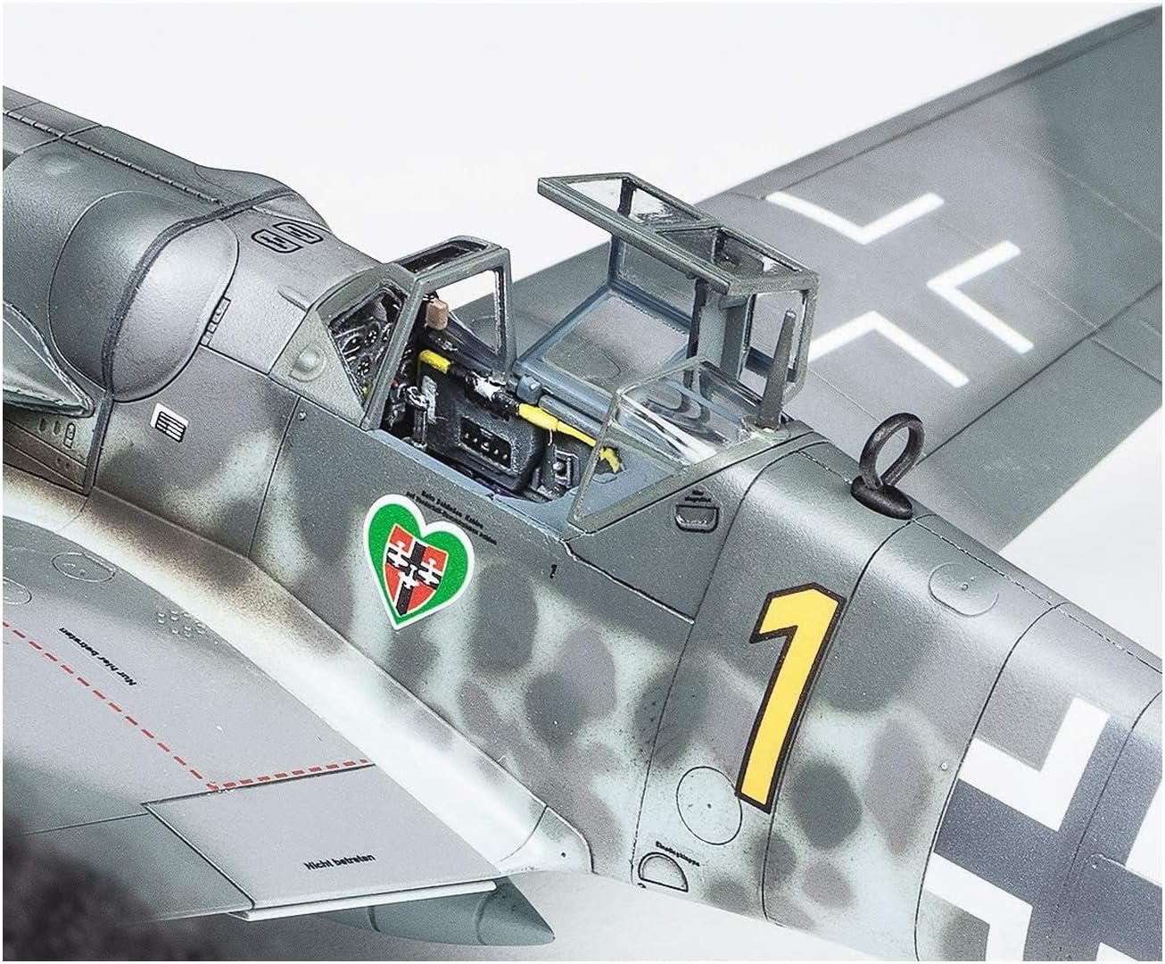 tamiya-60790-messerschmitt-bf-109-g-6-modellbausatz-1-72 image 4
