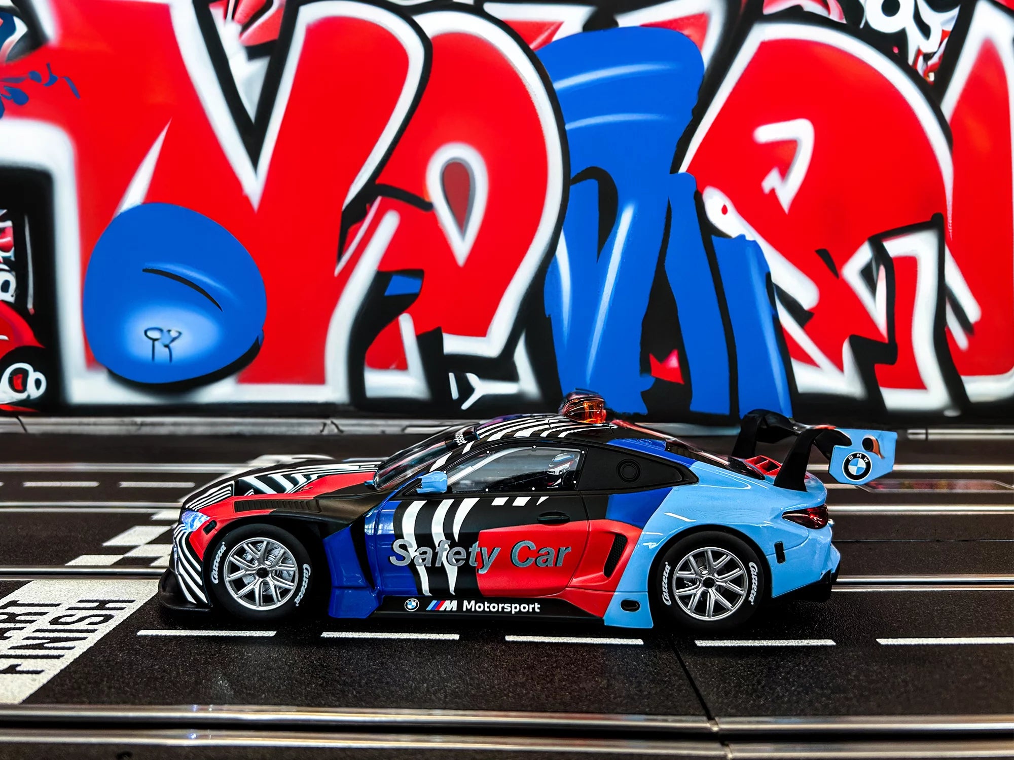 carrera-digital-132-bmw-m4-gt3-safety-car-slotcar-1-24-licht image 3