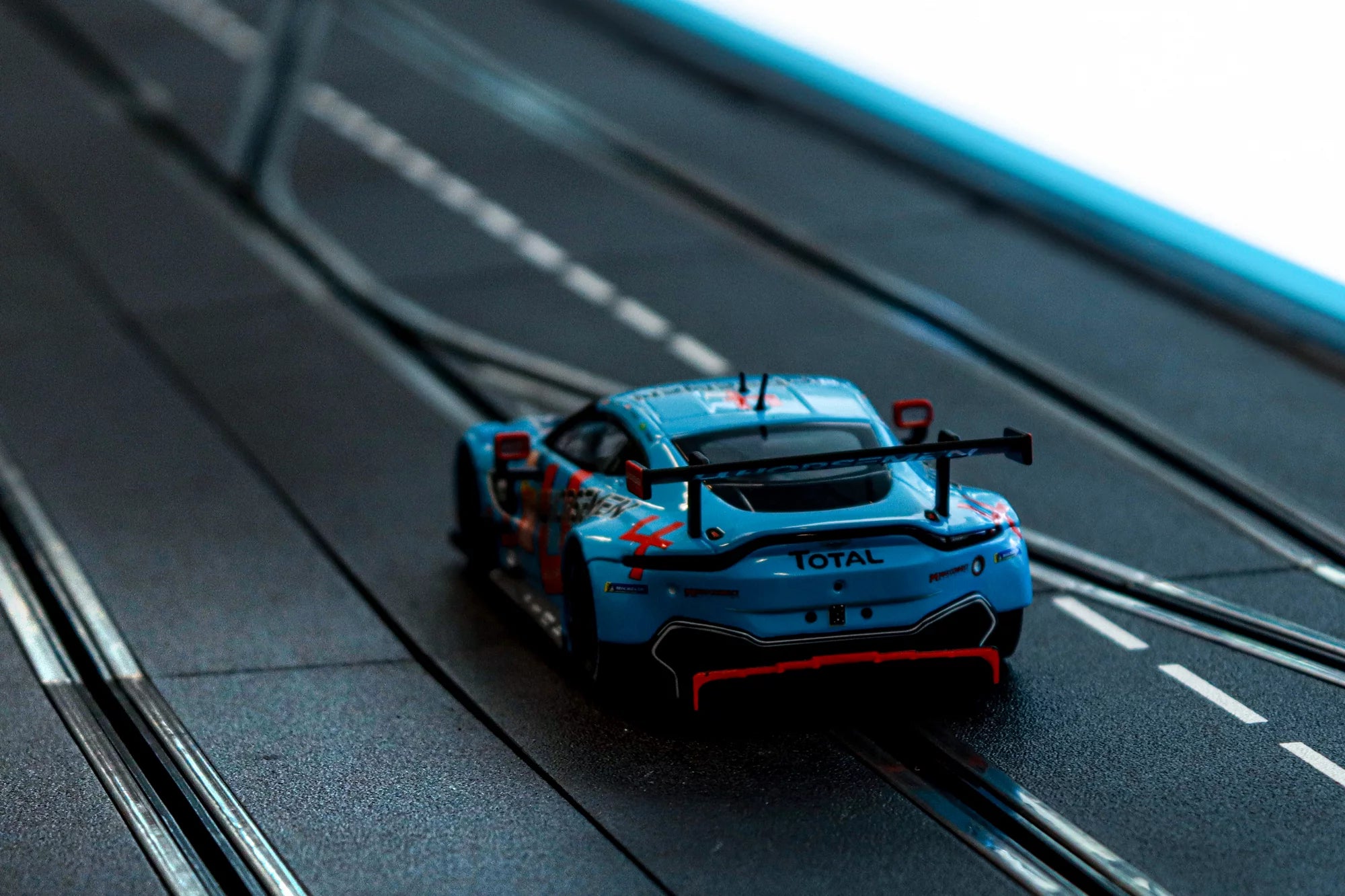 carrera-digital-132-aston-martin-vantage-gte-no-33-slotcar image 4