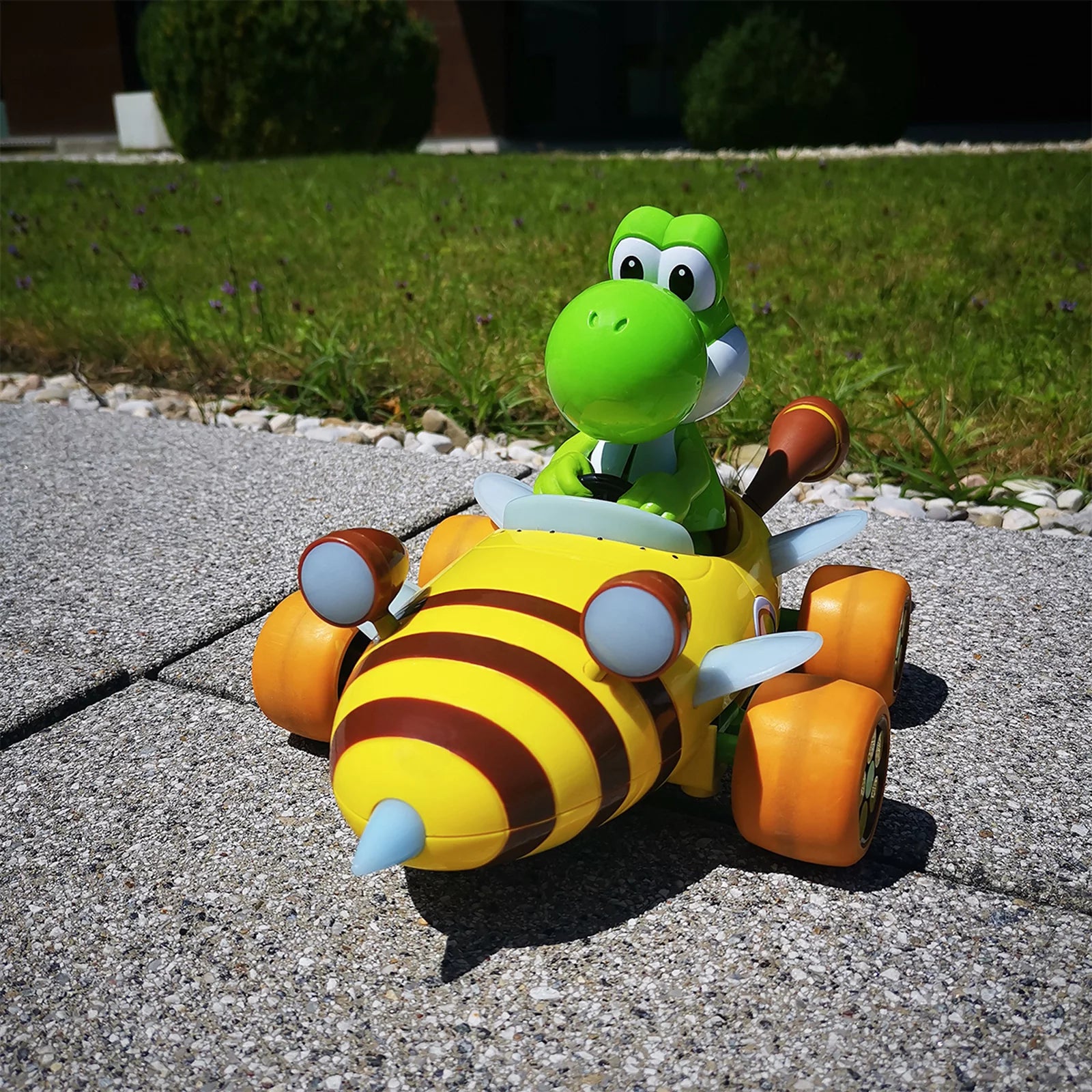 carrera-mario-kart-bumble-v-yoshi-rc-auto-1-18-2-4ghz image 4